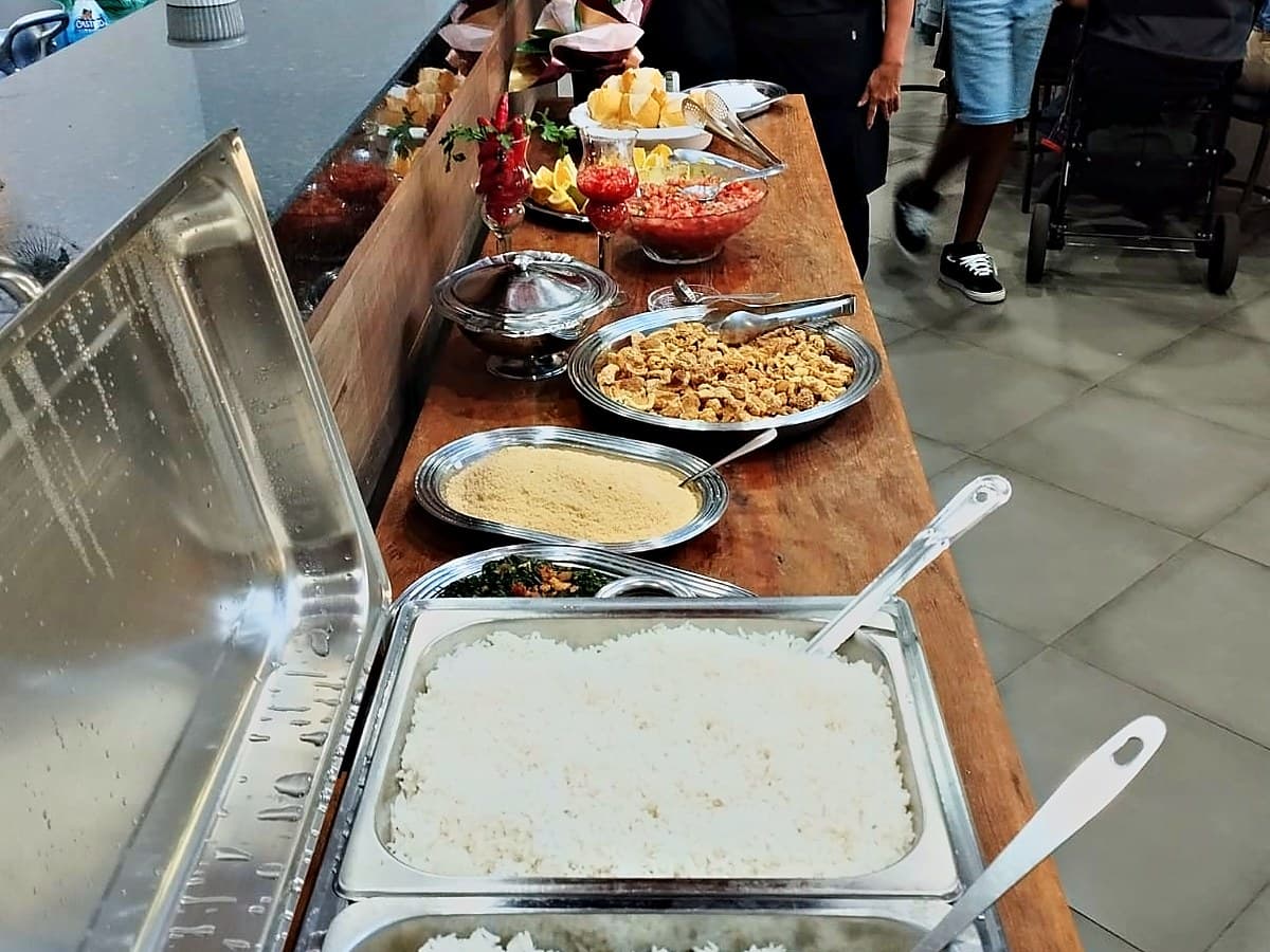 Linha de buffet completa montada para servir