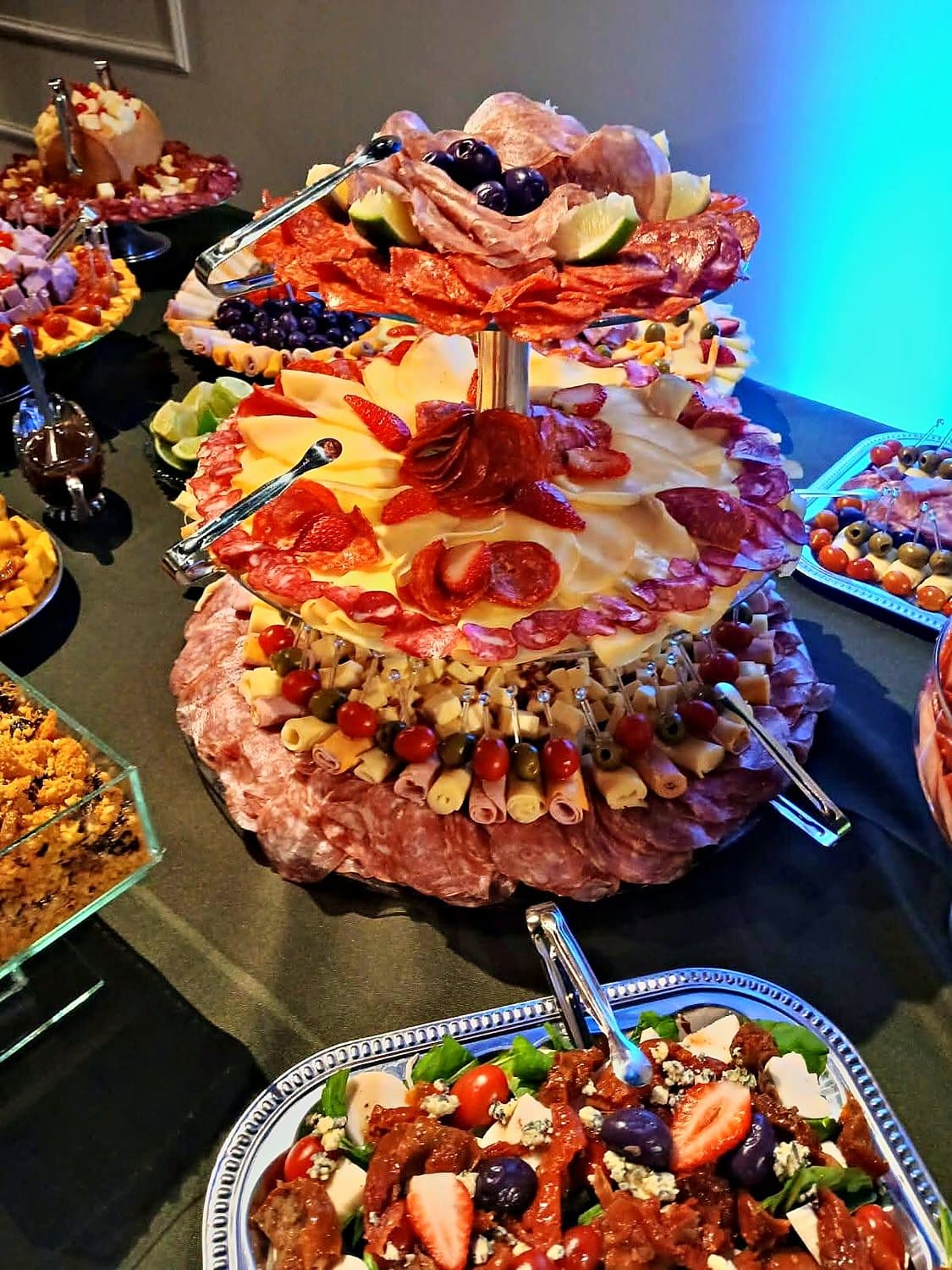 Torre de frios com salame, queijo, uvas e antepastos
